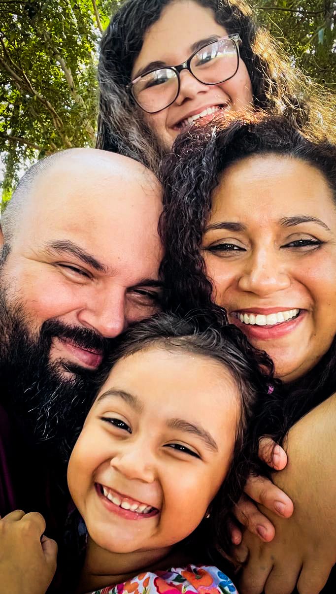 Lucão, fundador da Flipcell, ao lado de sua esposa Ana Caroline e suas filhas